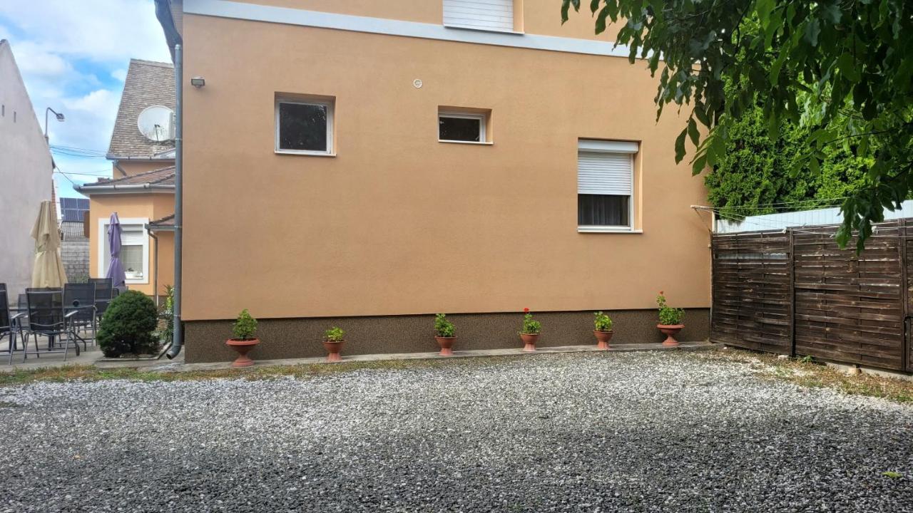 Megyeház Apartman photo 4