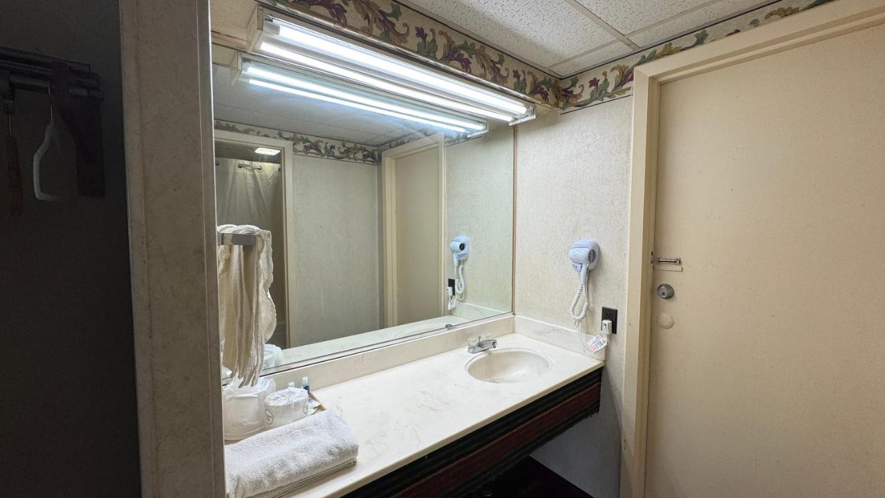 Rodeway Inn Dunmore photo 2