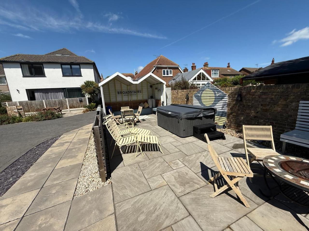 Broadstairs Apartments with luxurious 4-person communal hot tub - sleeps up to 20 people - 6