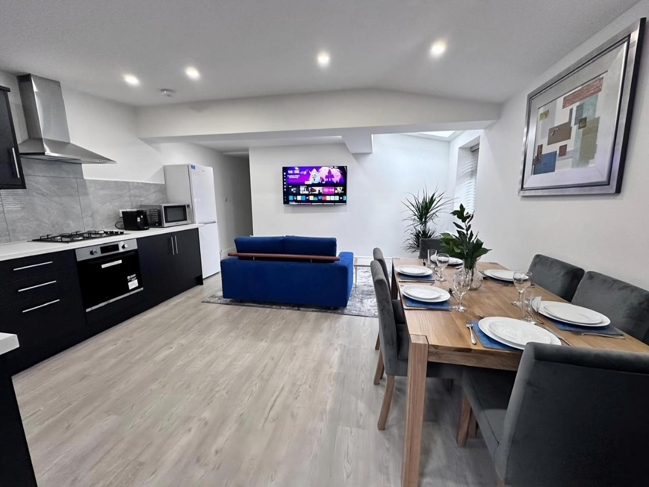 Watford Junction Oasis - Modern 3BR Ensuite with Garden - 2