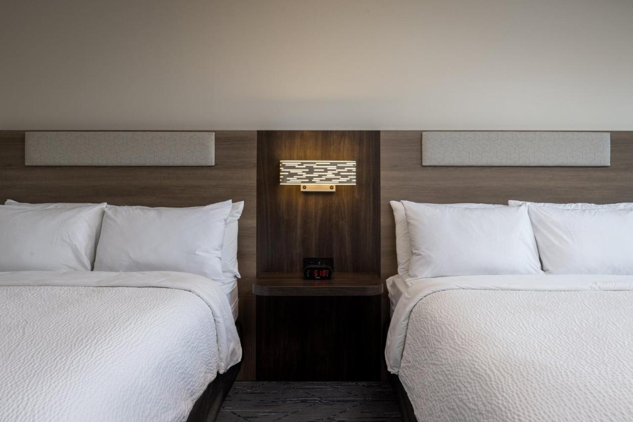 Holiday Inn Express And Suites Hawaiian Gardens By IHG photo 2