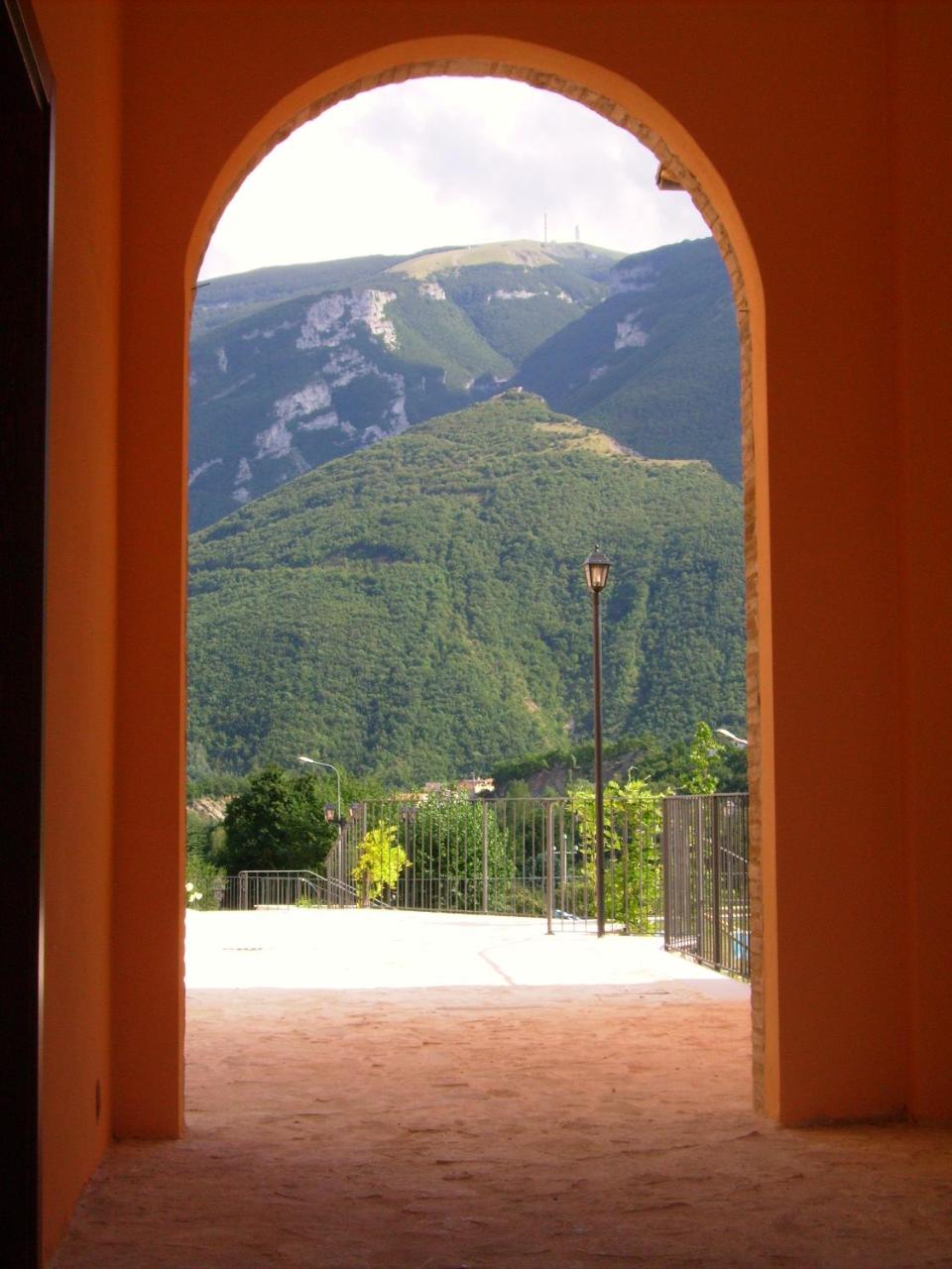 Residence con Piscina Vista Monte Nerone - 6