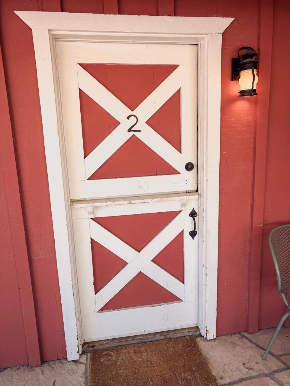 Room 2 - Downtown Joshua Tree Motel - Pet Friendly - Walk to Shops & Visitor Center, Minutes to Park Entrance photo 4