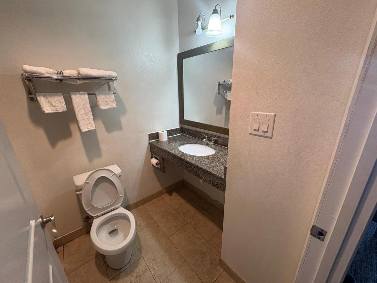 Westwood Inn Extended Stay Gonzales TX photo 2