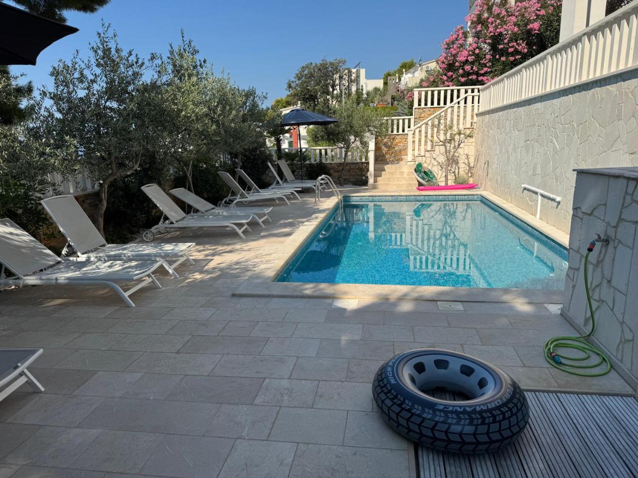 Luxury Beachfront Villa Carlisa - 4