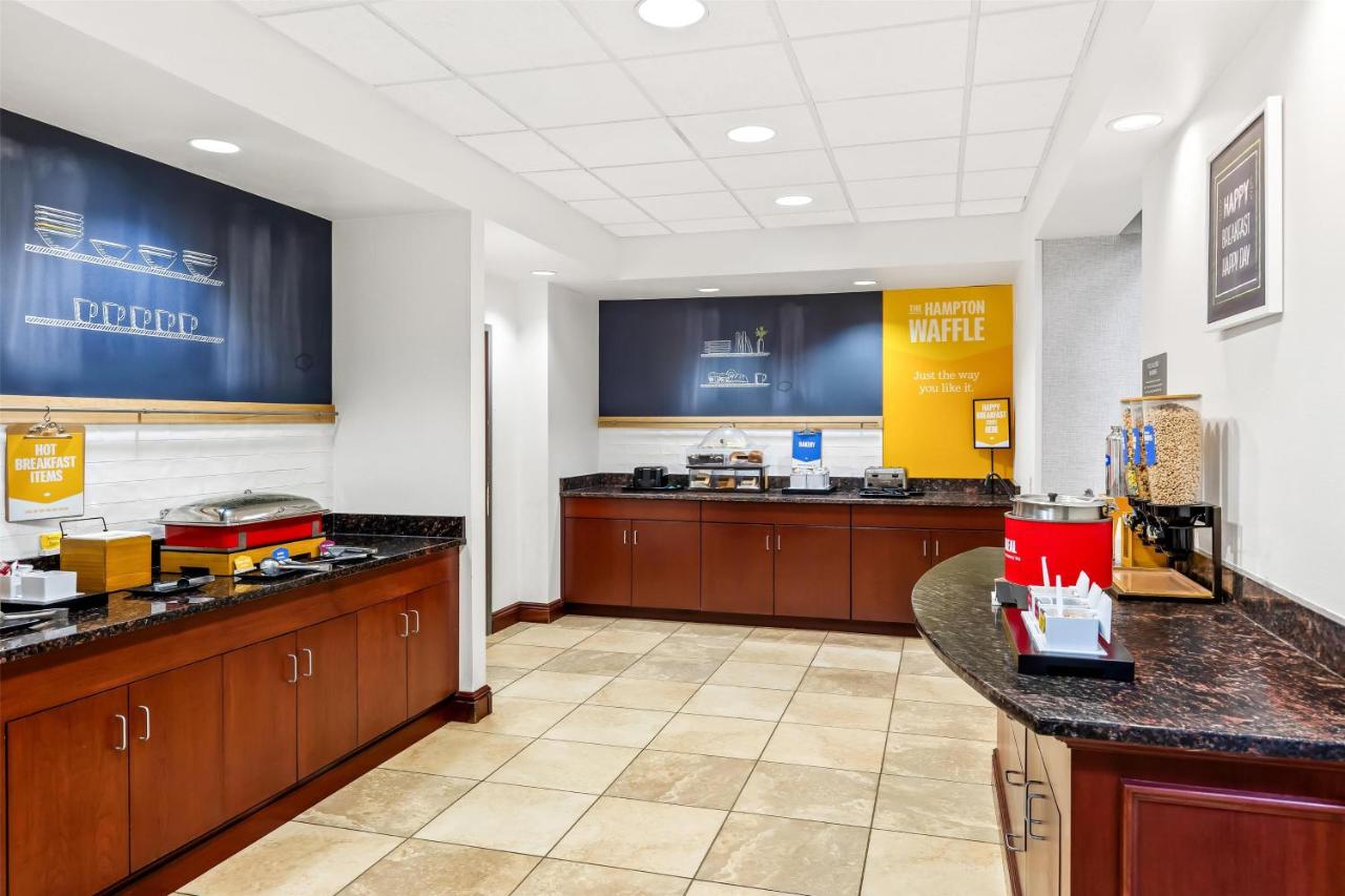 Hampton Inn & Suites Grove City photo 2