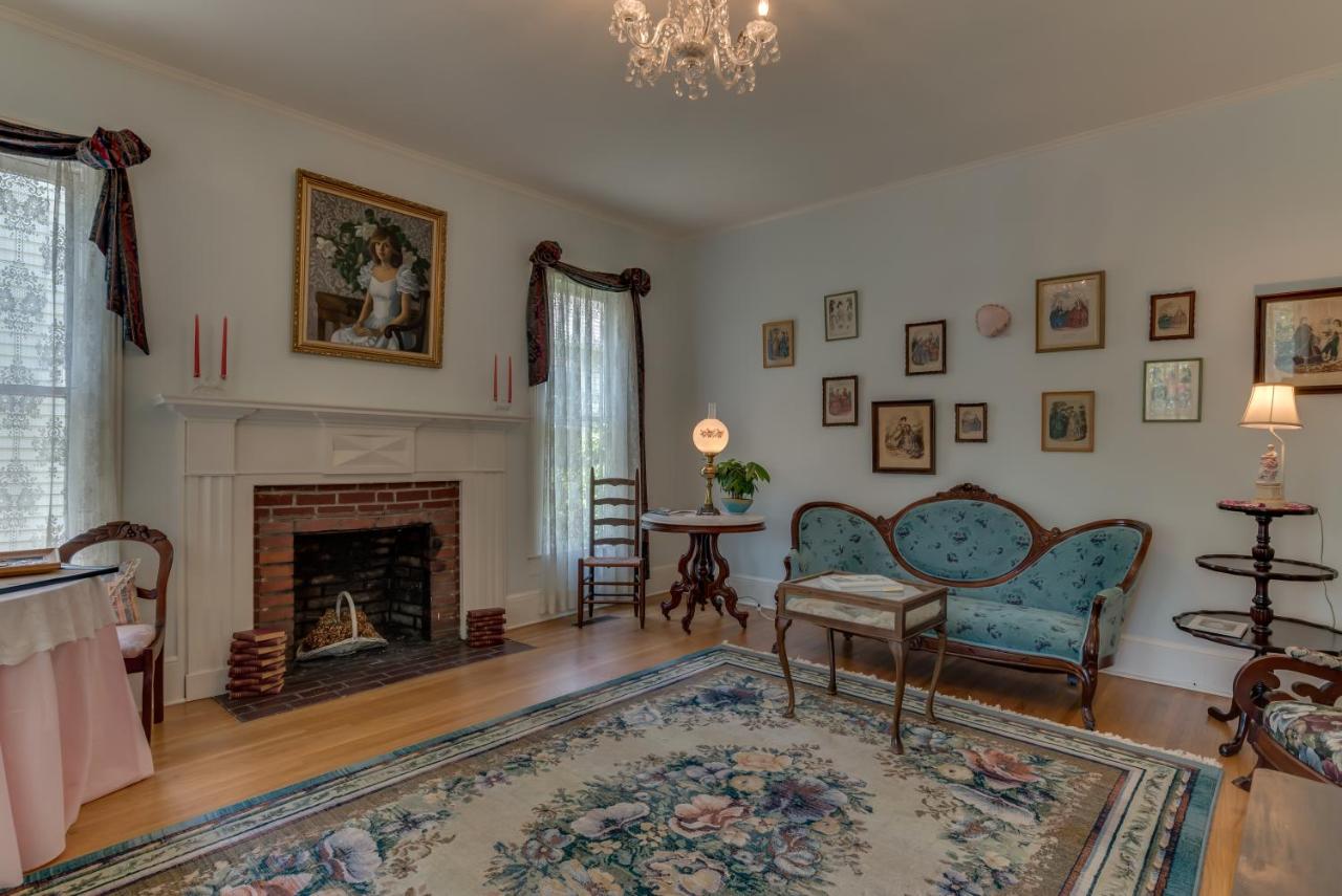 Carrier Houses Bed & Breakfast photo 2