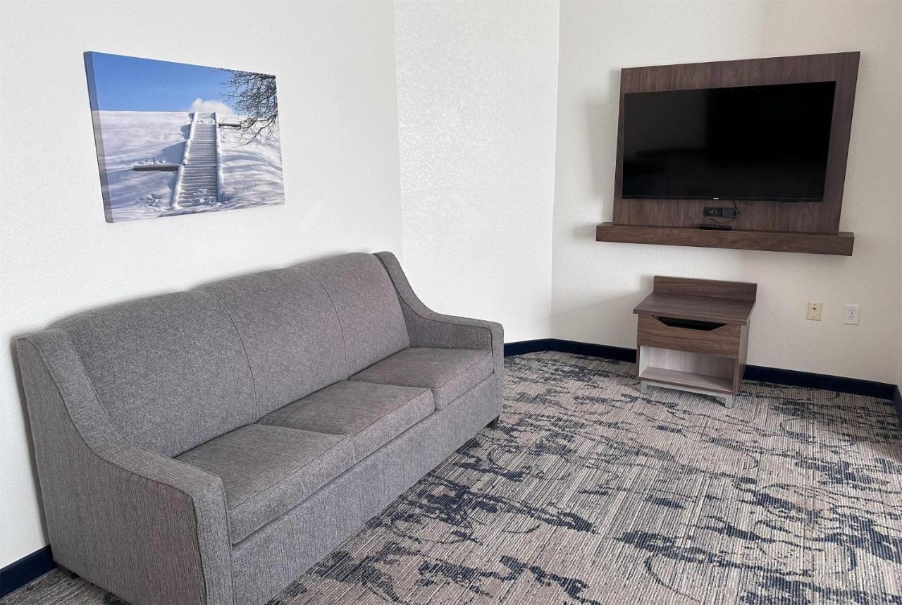 La Quinta Inn & Suites by Wyndham Milwaukee SW New Berlin photo 4