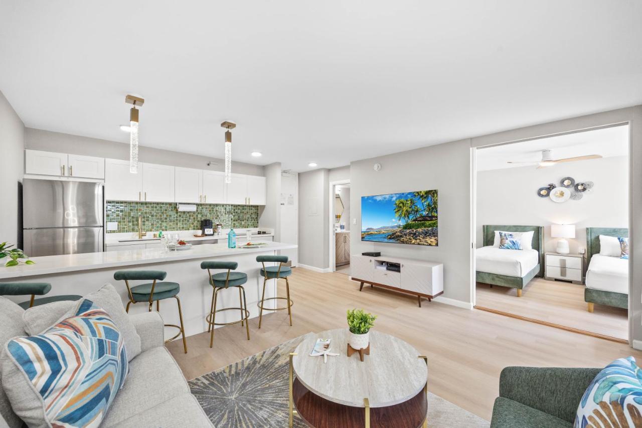 6FL Renovated Suite, Steps from the Pool Deck - 2