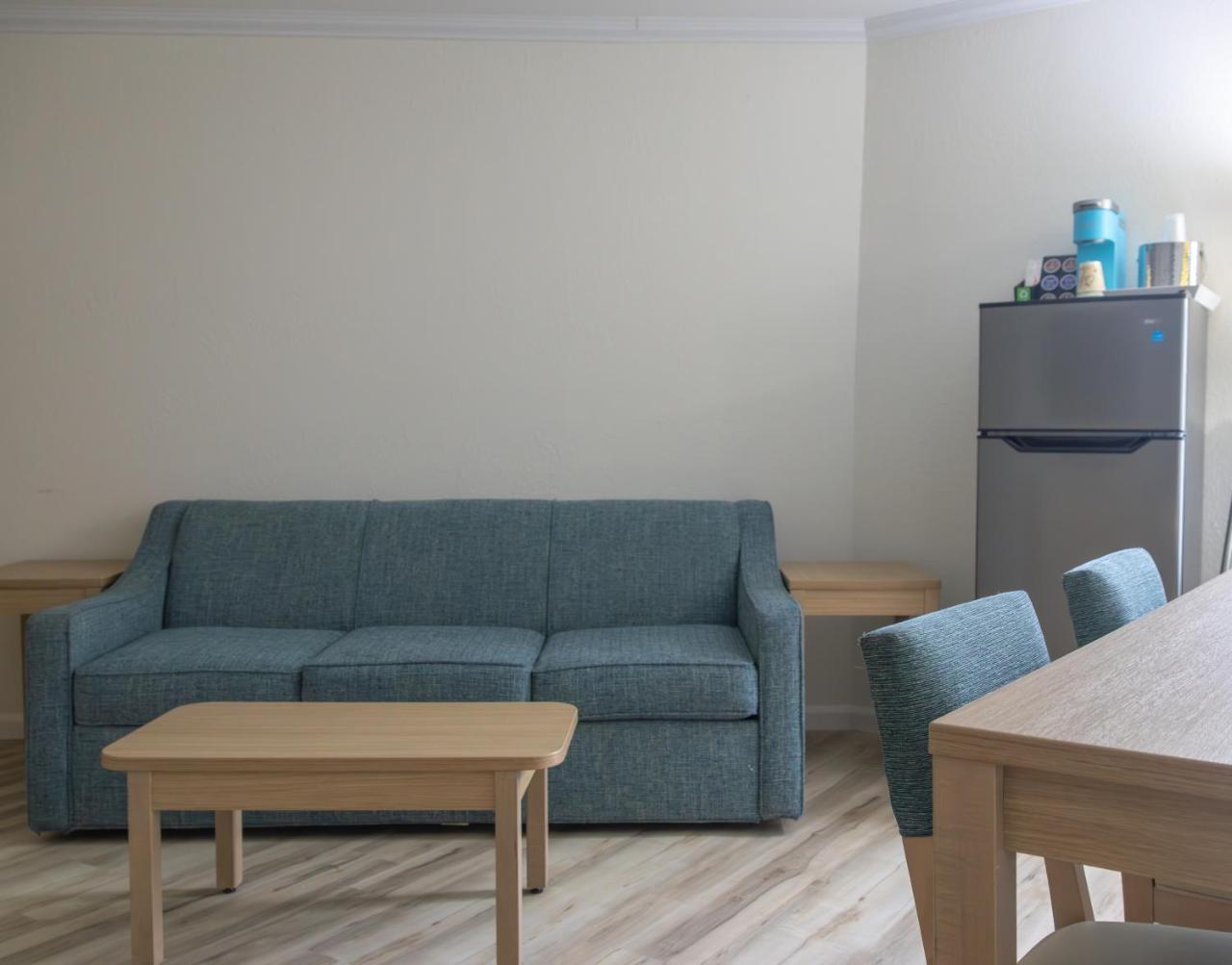 NEW 2026-Ocean Sands Beach Boutique Inn-24Hr Sauna and Salt-Mineral Pool-Free Beach Bikes and Famous Beach-Fresh Baked Cookies-Popcorn-In Room Bathrobes-Sunscreen-65 Inch TVsNetflix-Bedside Candy-Free Laundry- 4 Grand Black Beds-Call & Save-1-252-AHA-SAND photo 4