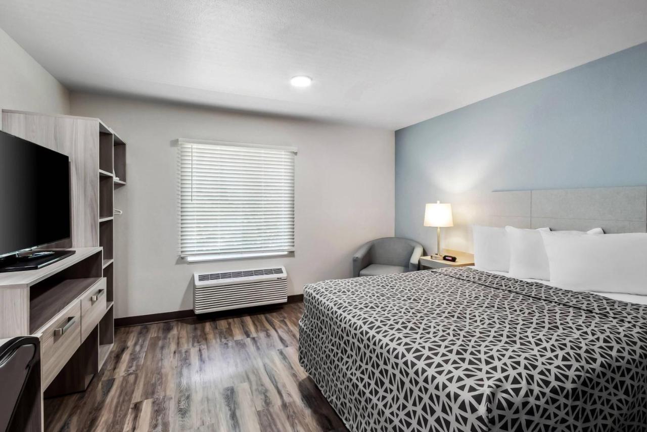 WoodSpring Suites Sumter near Shaw AFB photo 3