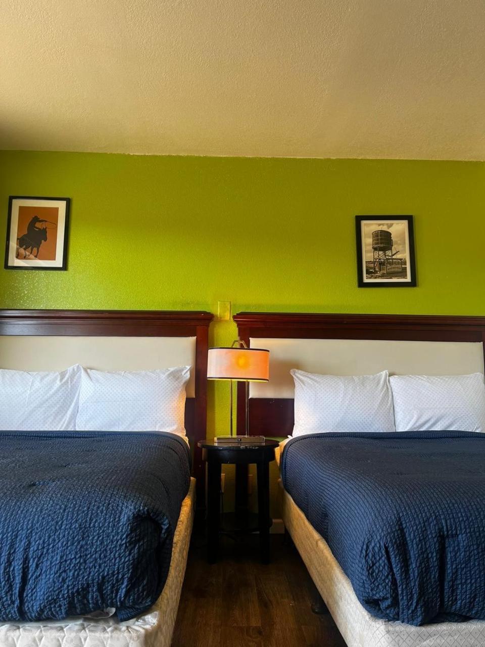 Parkside Inn by PHG - Sweetwater photo 3