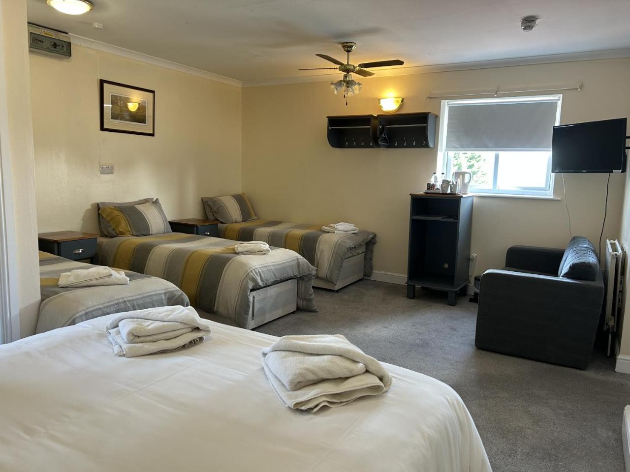 Halfway House Inn Country Lodge photo 3
