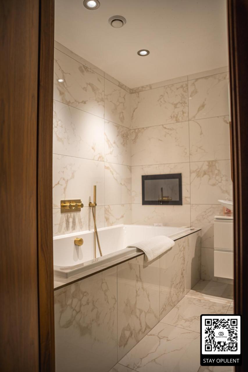 SAINT PAUL - Unrivalled 3BR Penthouse Apartment with Hot Tub Leeds - 2