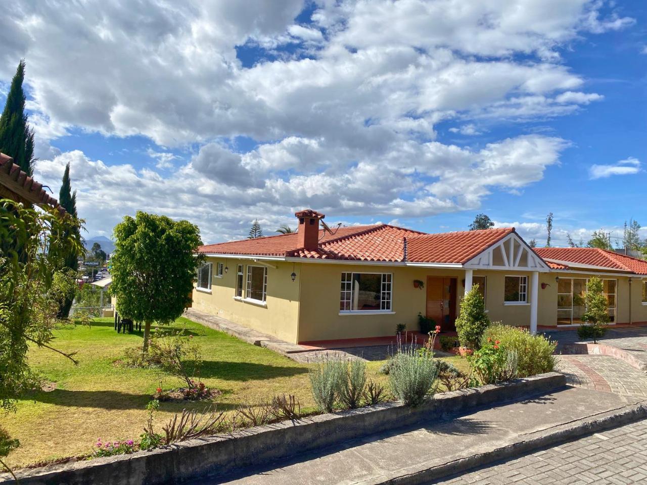 Las Hortensia's Casa De Huespedes - Cerca del Aeropuerto
