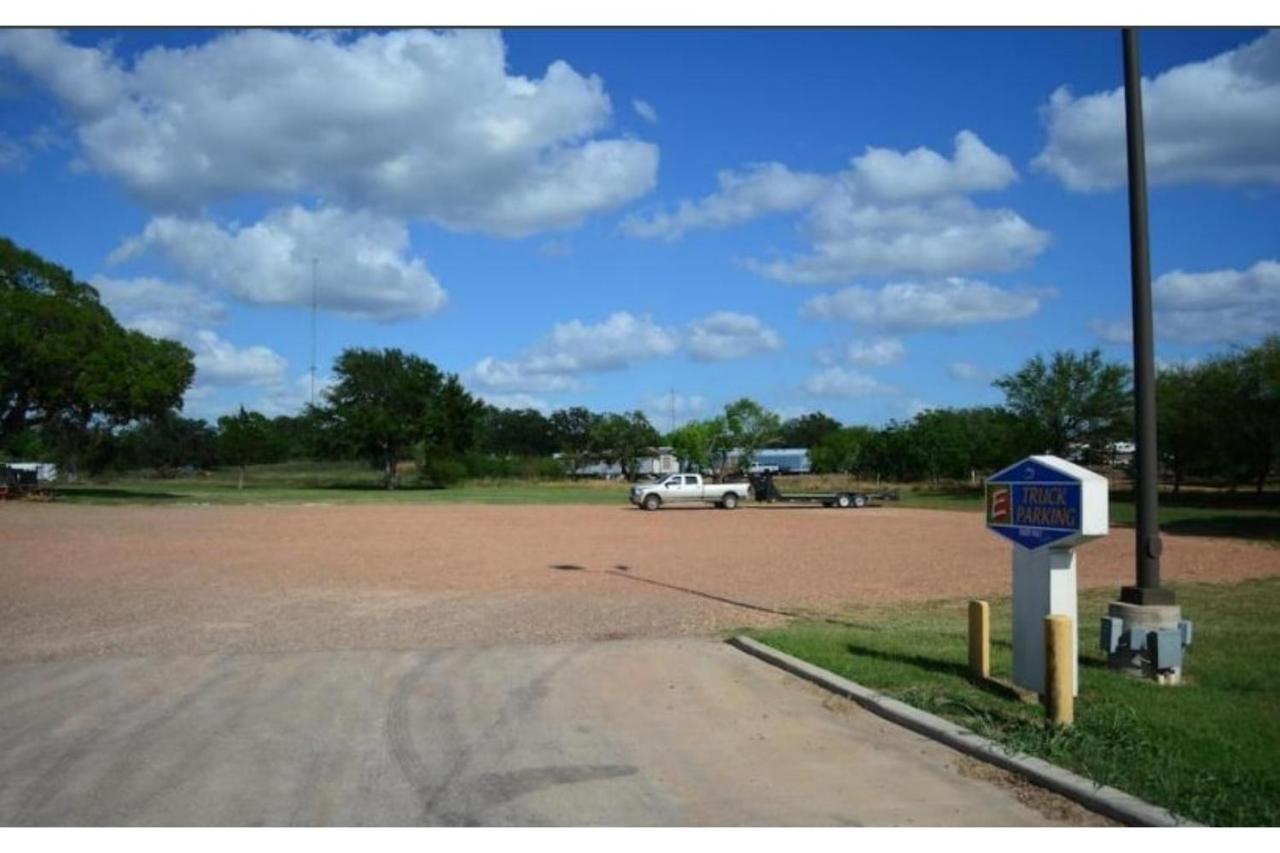 Hotel O Executive Inn & Suites Cuero Hwy 87 photo 4
