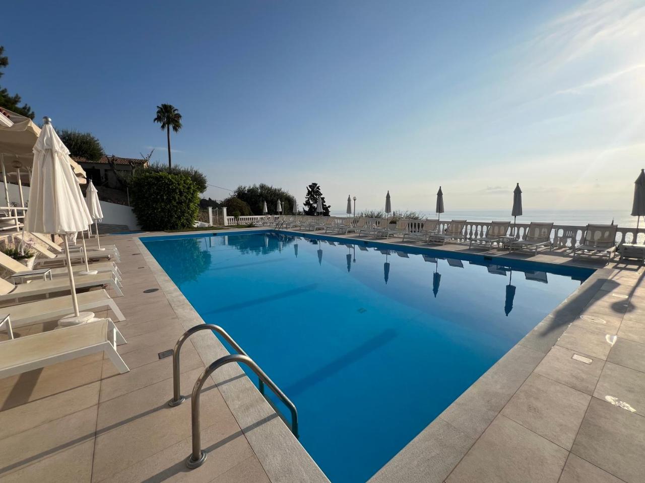 Brentanos Apartments - A - View of Paradise - 4