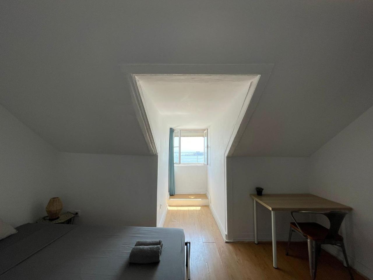 Santos Apartment in Central Lisbon with River View photo 3