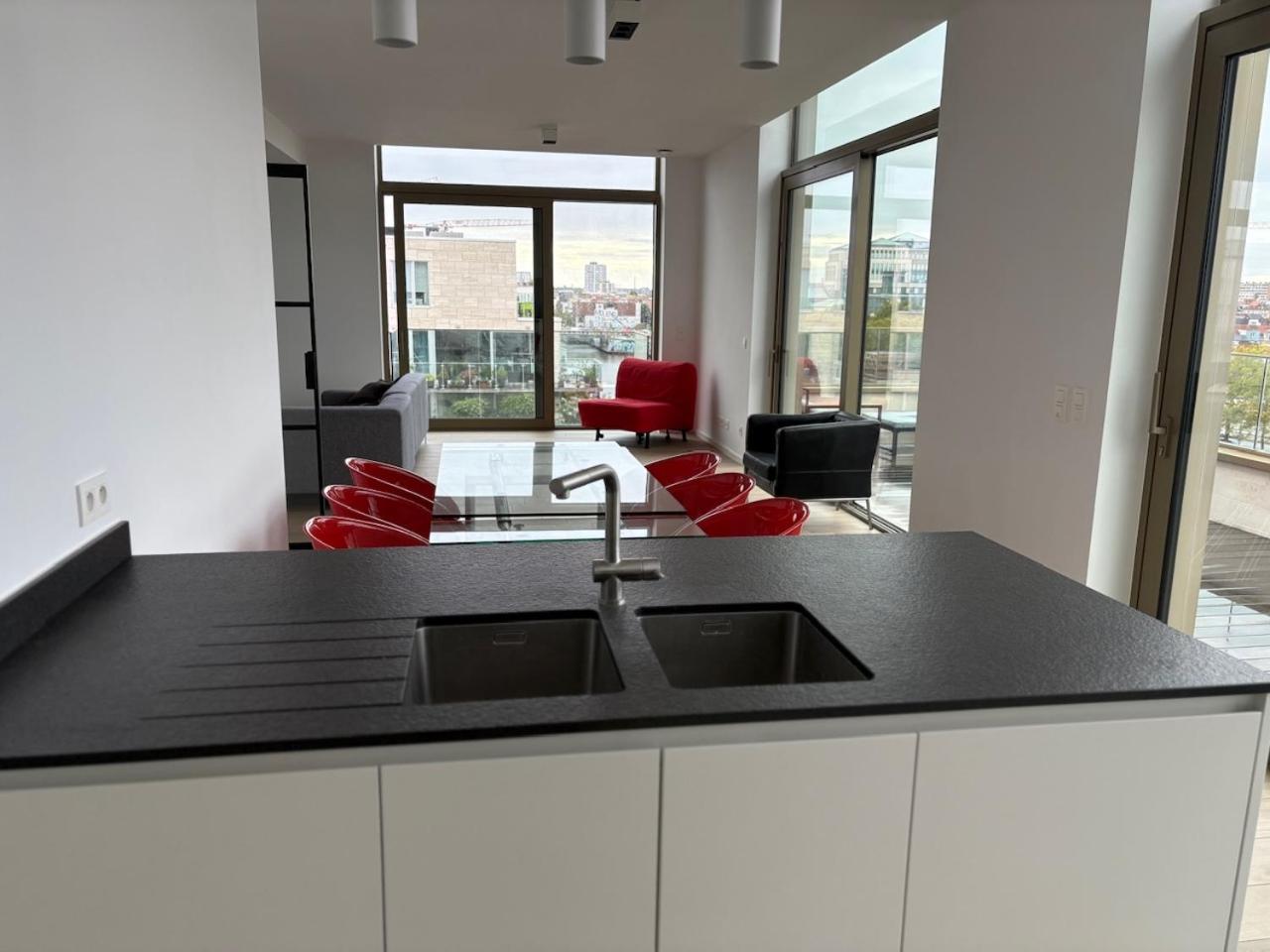 Top floor luxury with spectacular water views - 6
