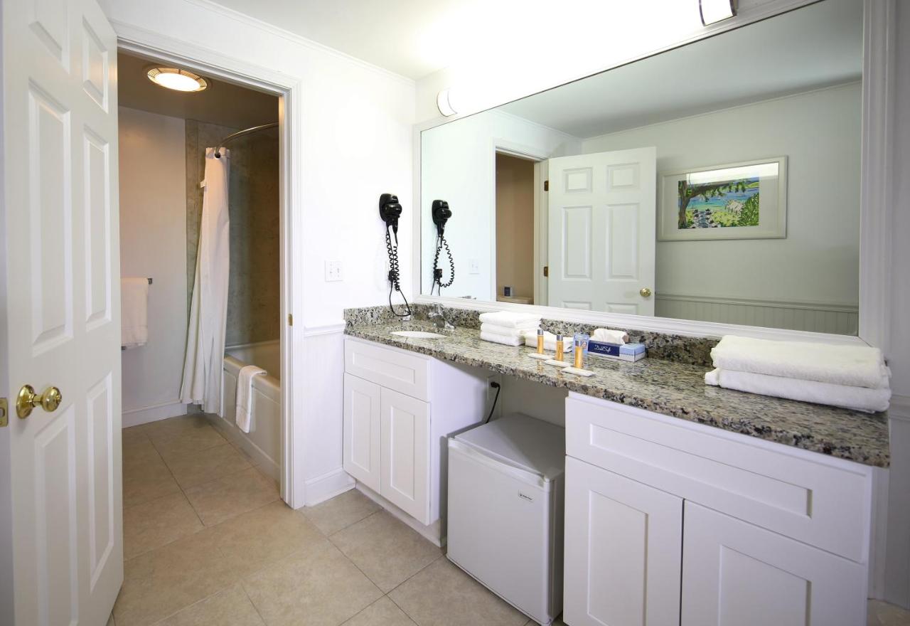 Colonial Inn Harbor Springs photo 2