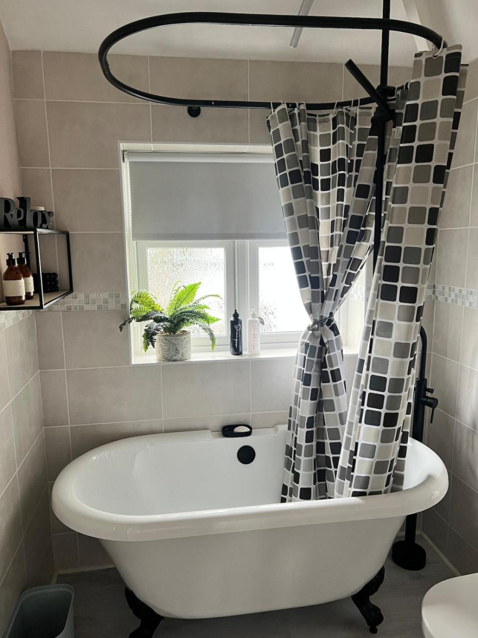 Stay solihull 5 mins to NEC and AIRPORT SLEEPS 9 contractor friendly 3 bathrooms driveway parking 3 - 5