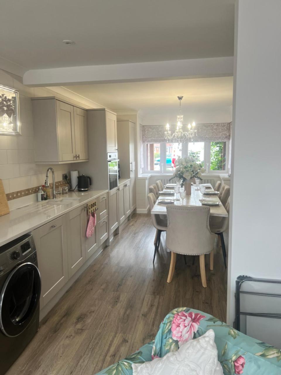 Stay solihull 5 mins to NEC and AIRPORT SLEEPS 9 contractor friendly 3 bathrooms driveway parking 3 - 4