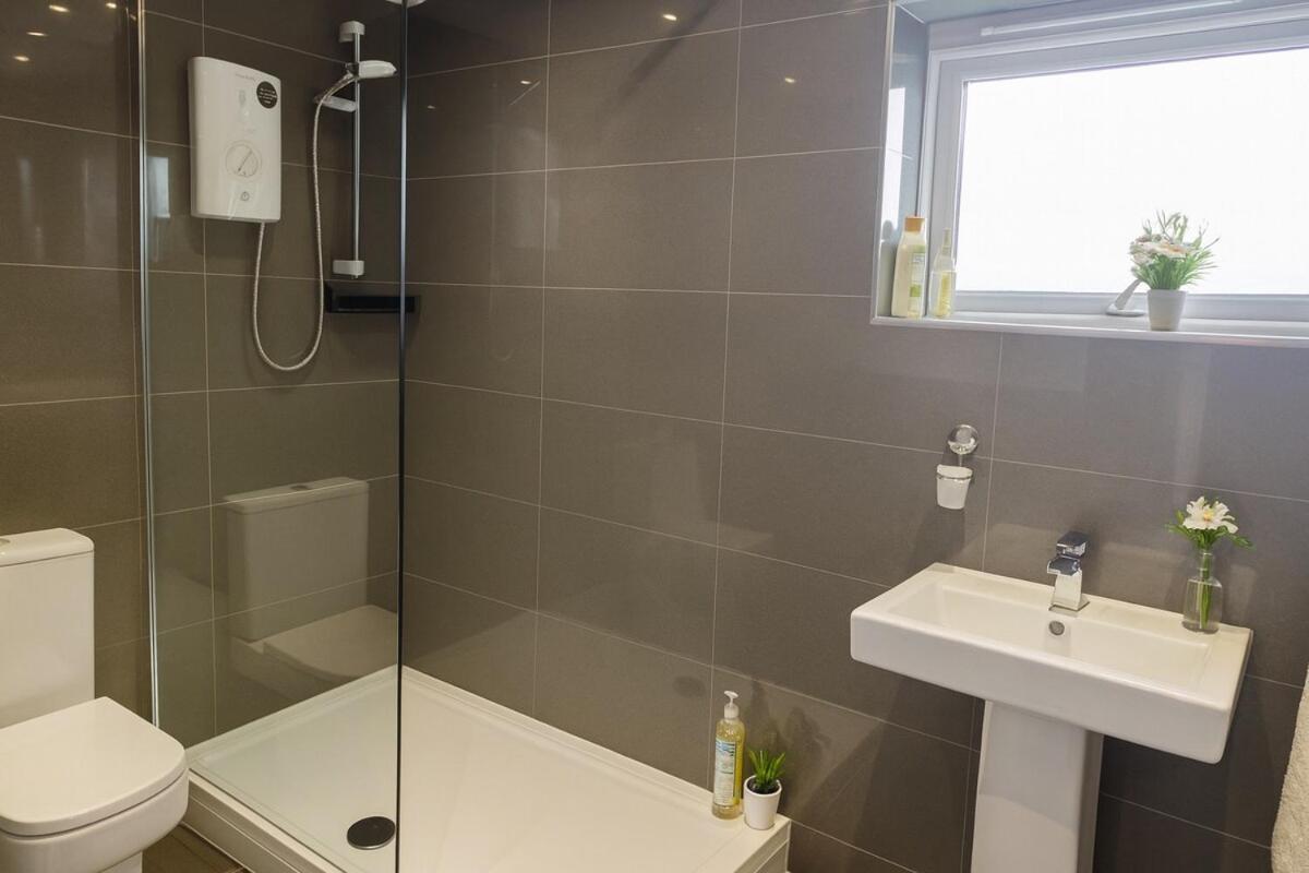 Cosy 3 Bed House, Decked Garden, Free Parking - 3