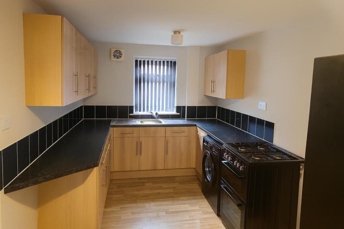 Cosy 3 Bed House, Decked Garden, Free Parking - 4