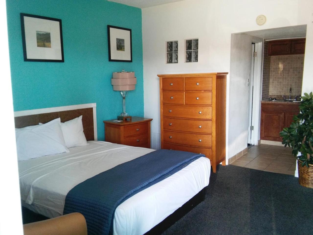 Desert Hills Motel photo 2