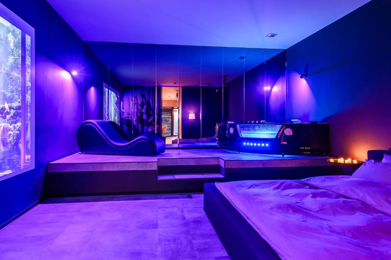 Jacuzzi Cinema Wabi Sabi 3 - 5