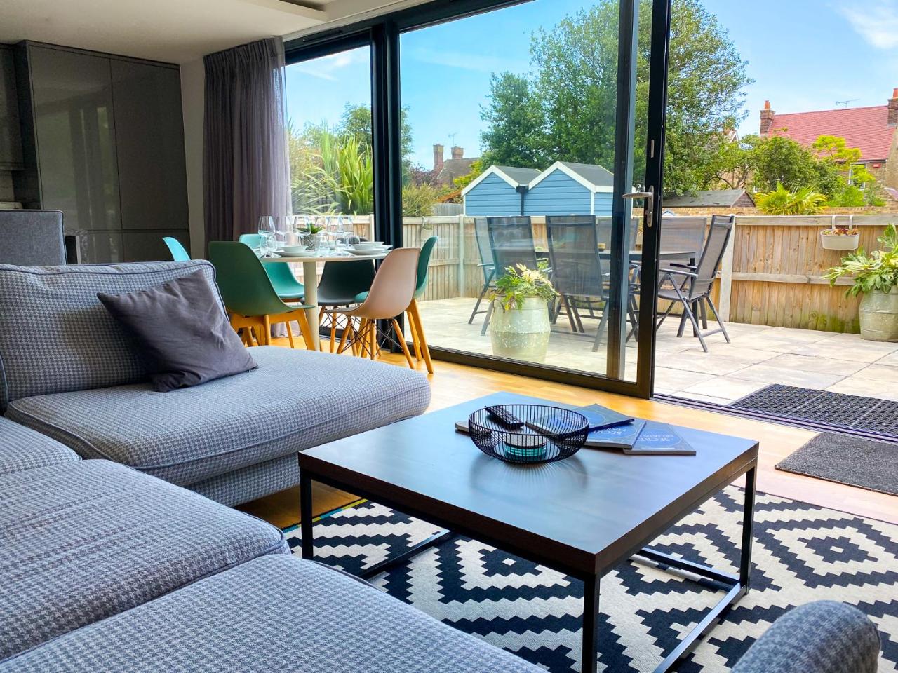 Broadstairs Apartments with luxurious 4-person communal hot tub - sleeps up to 20 people - 4