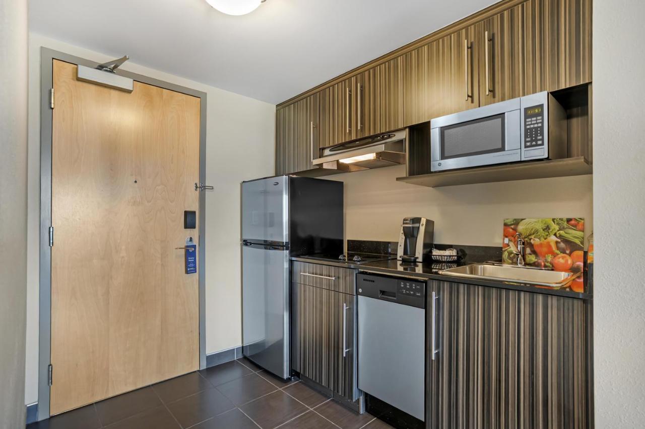Best Western Plus Airport Inn & Suites photo 2