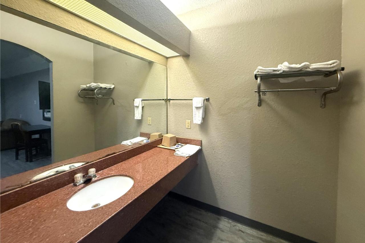 Hotel O Regency Suites Houston - IAH Beltway 8 photo 2