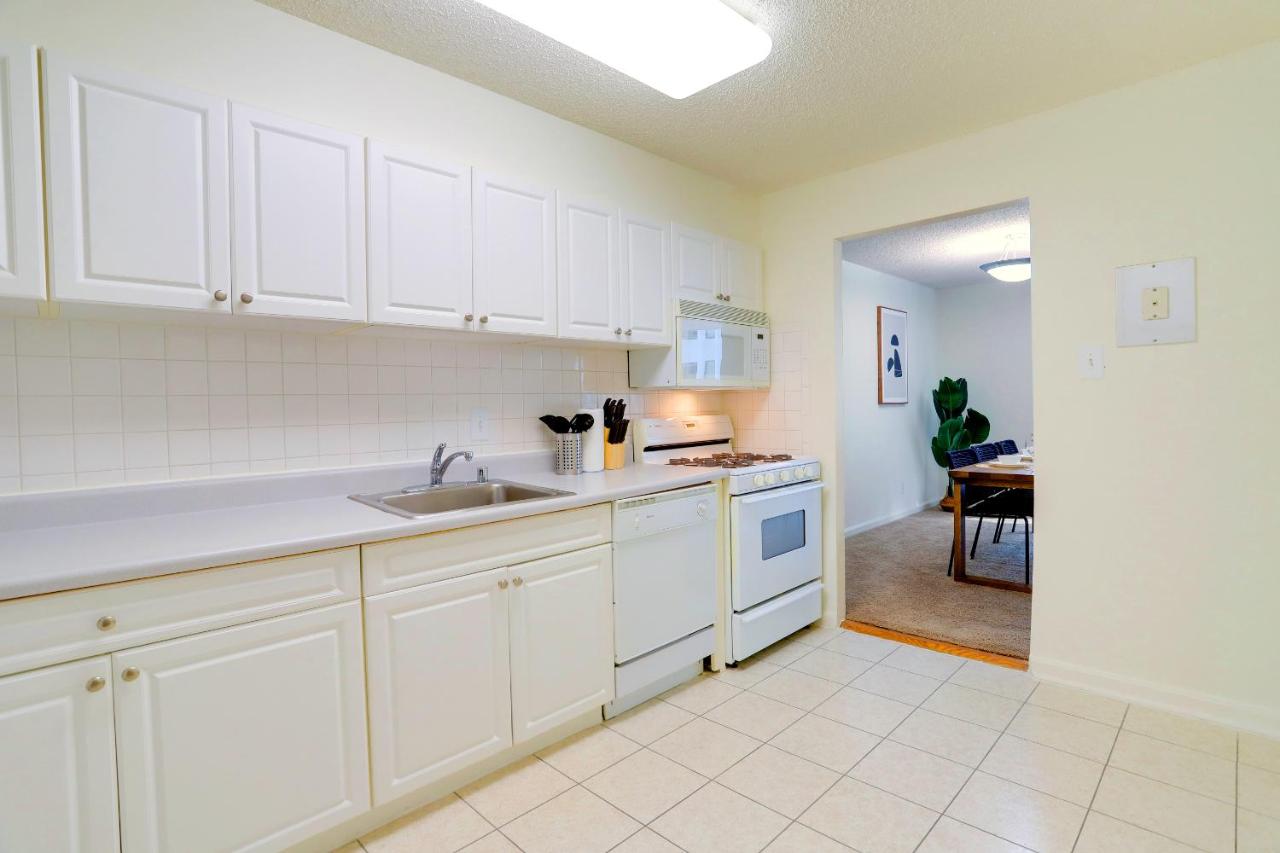 A Few Steps From Airport - Stylish Apt - 4