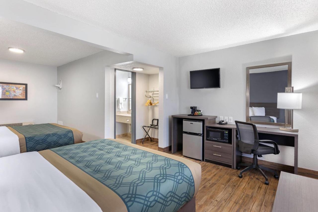 Econo Lodge Inn & Suites