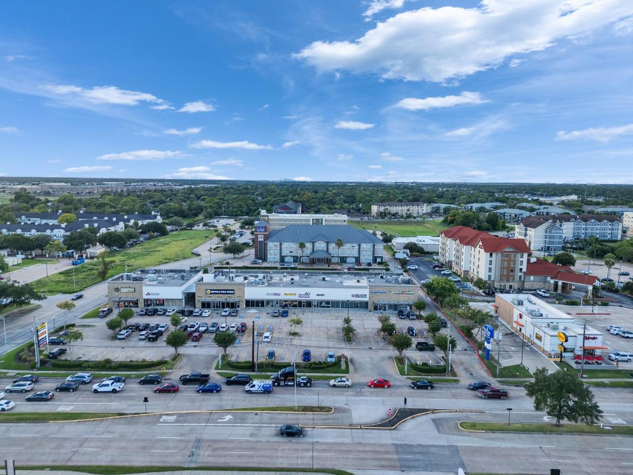 Platinum Inn & Suites Webster
