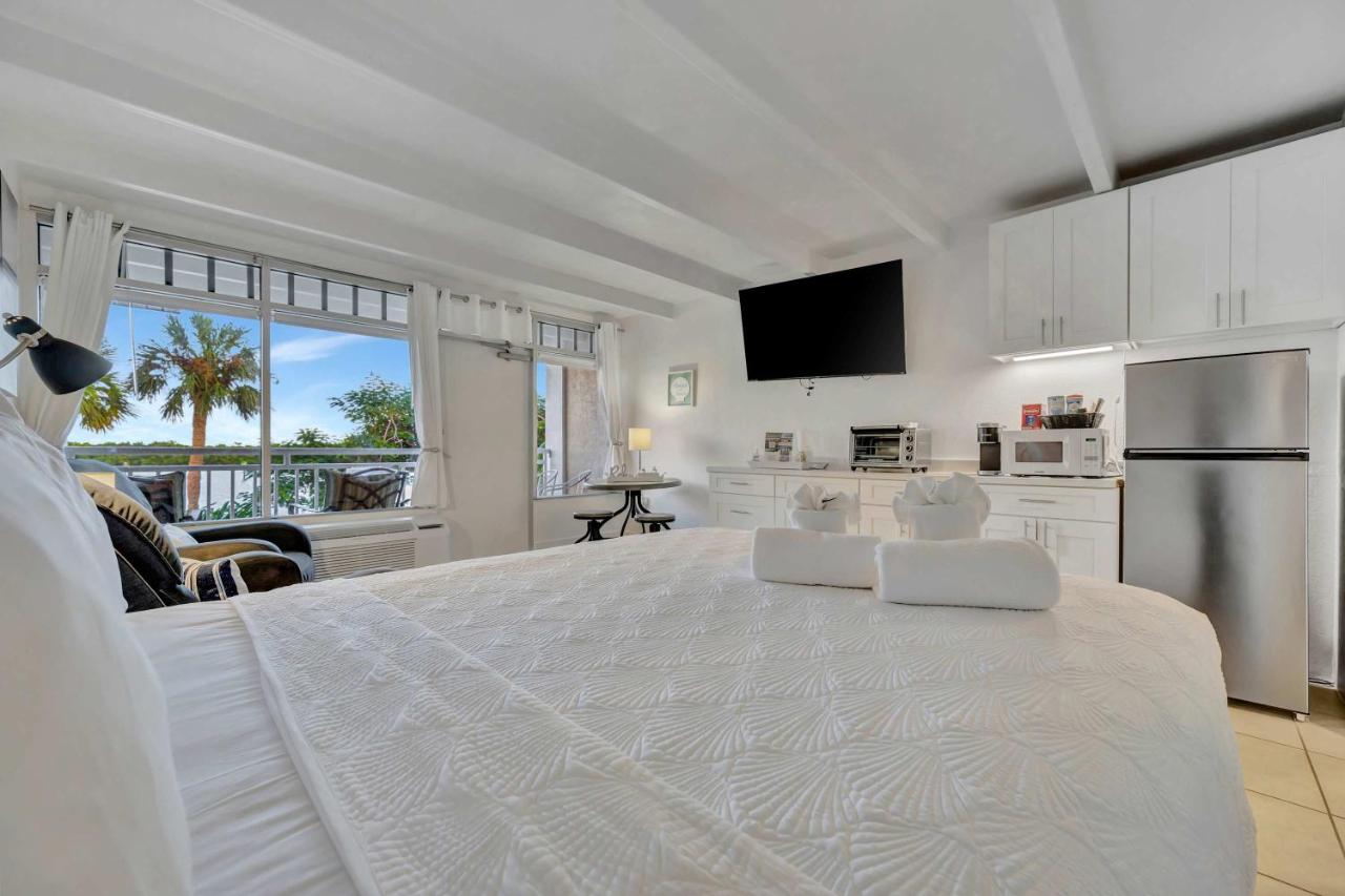 Sunset Suite Heated Pool Tennis & Gym Balcony - 2