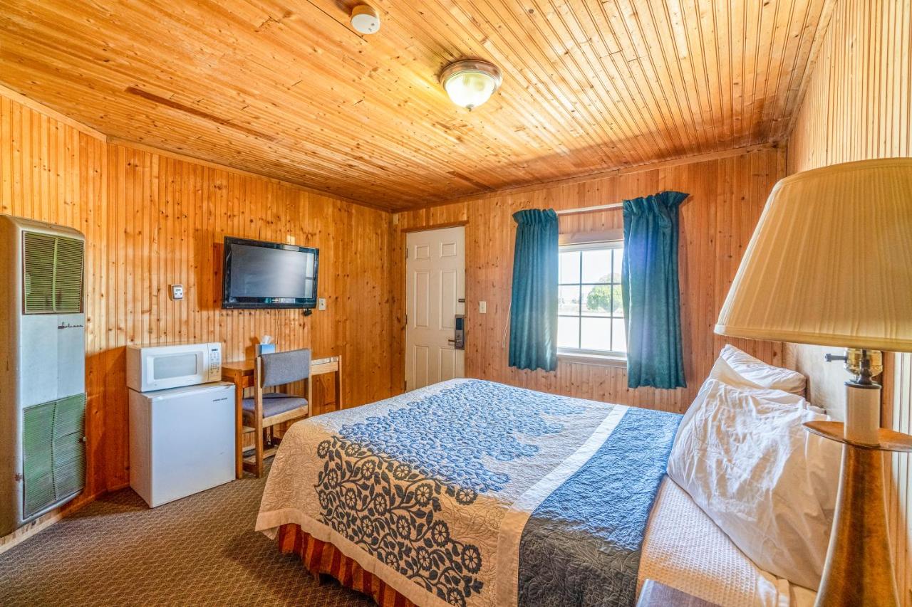 Green Acre Motel by OYO Near Rush County Airport photo 4