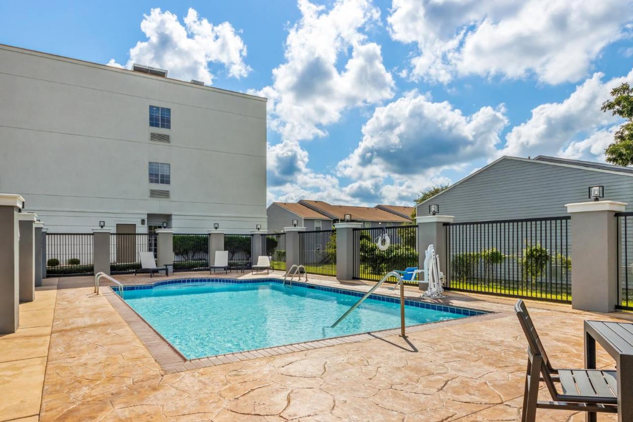 Candlewood Victoria By IHG photo 3