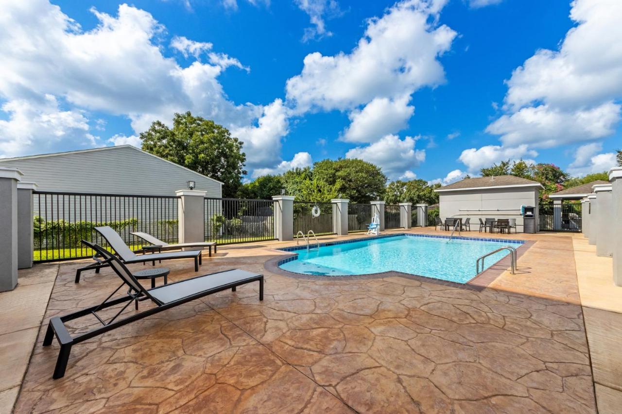 Candlewood Victoria By IHG photo 4