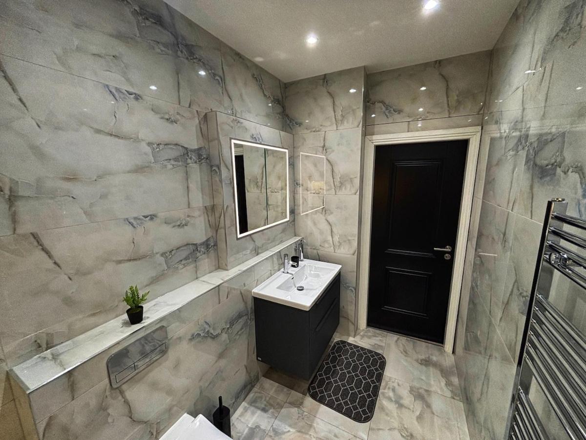 Luxury 1BR Modern Flat in London W7 with Terrace & Private Parking - 5