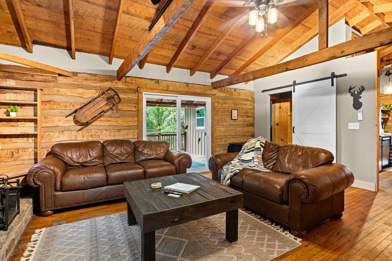 The Elk's Apple Grove, Upper Suite, Real Log Cabin - 2