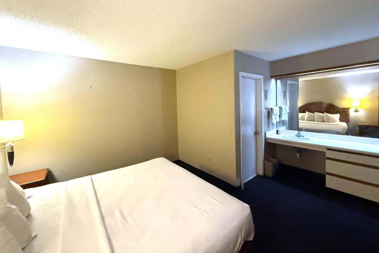 Homegate Studios & Suites San Antonio Medical Center I-10 photo 2