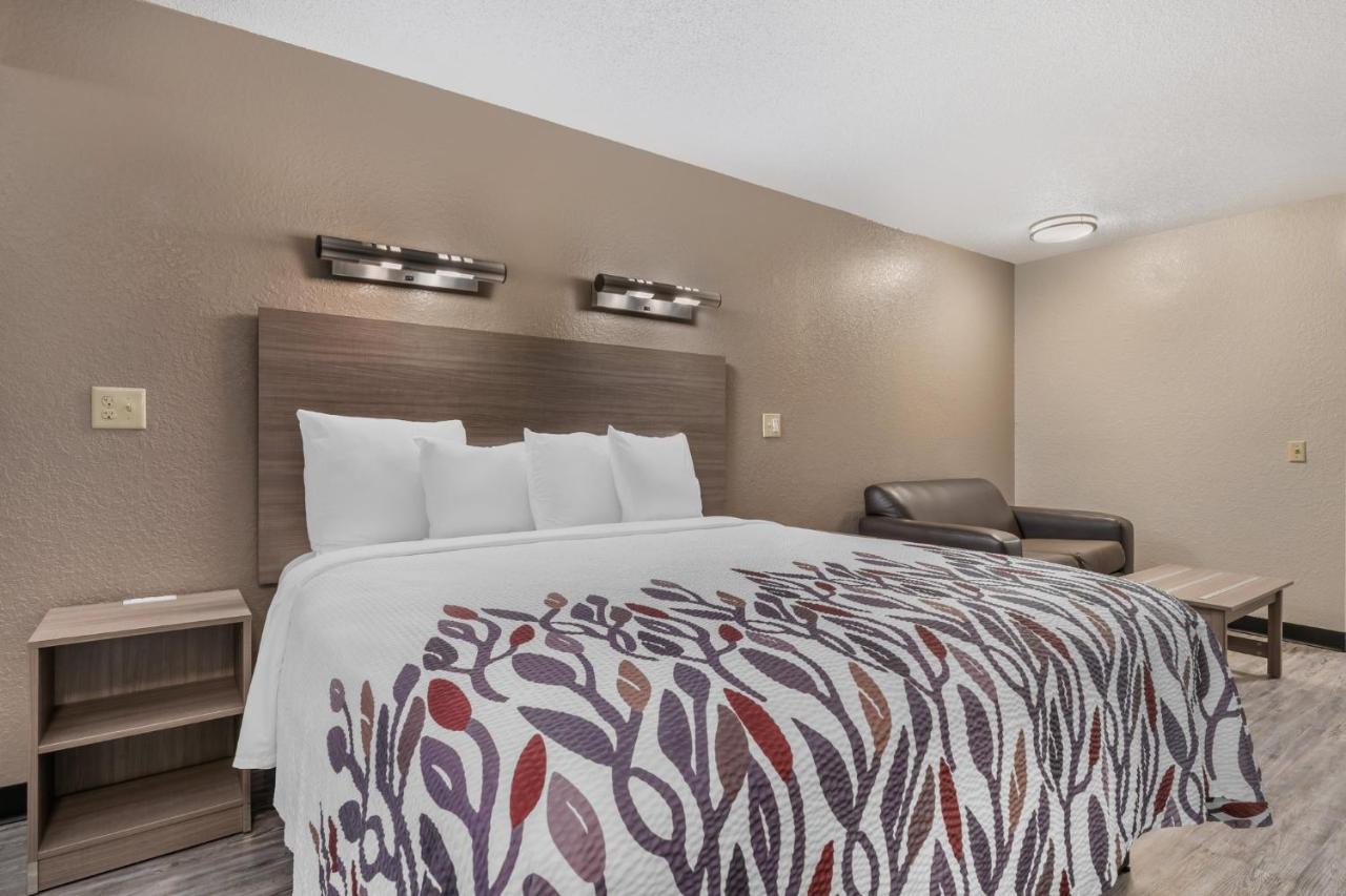 Red Roof Inn Houston Brookhollow photo 2