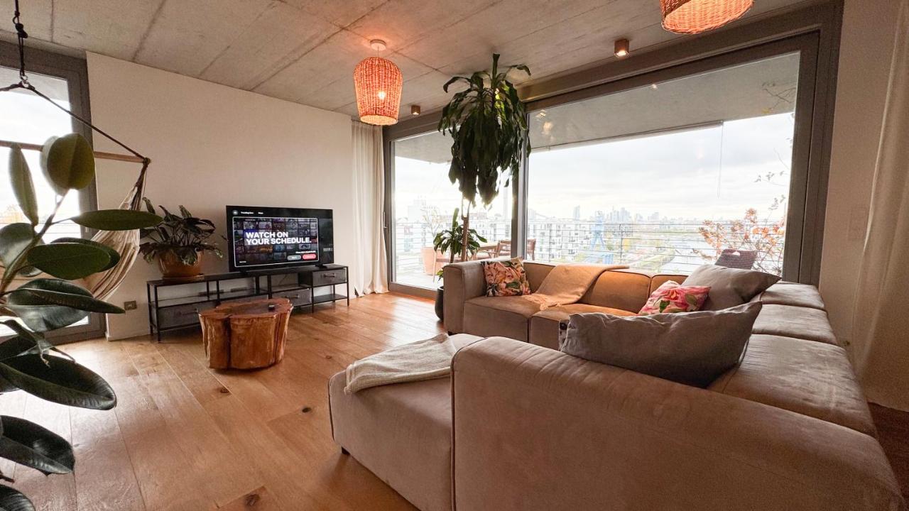 Stylish Riverfront Penthouse with Skyline View - 6
