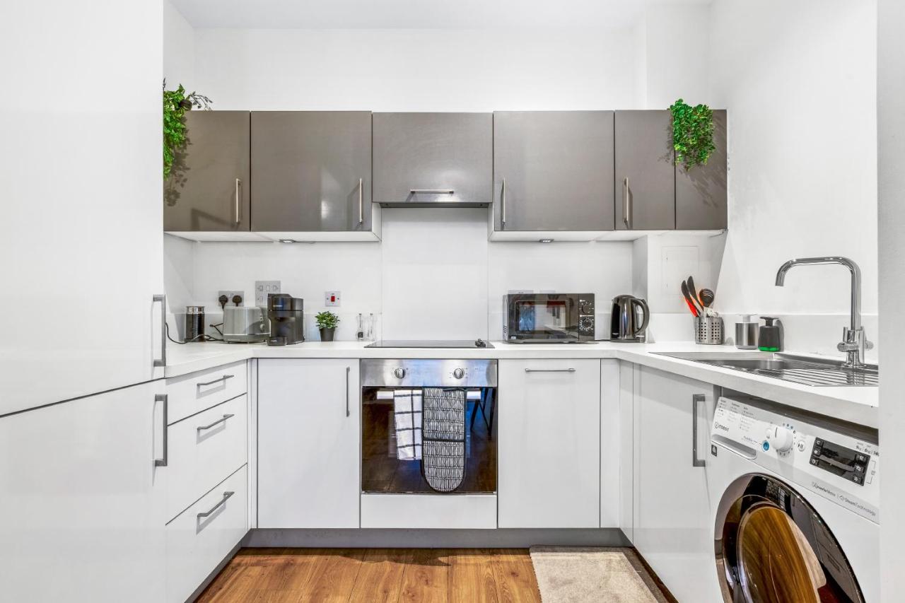 Modern 3-Bed Penthouse with Terrace & Gym, Near Canary Wharf, Weekly deals - 6