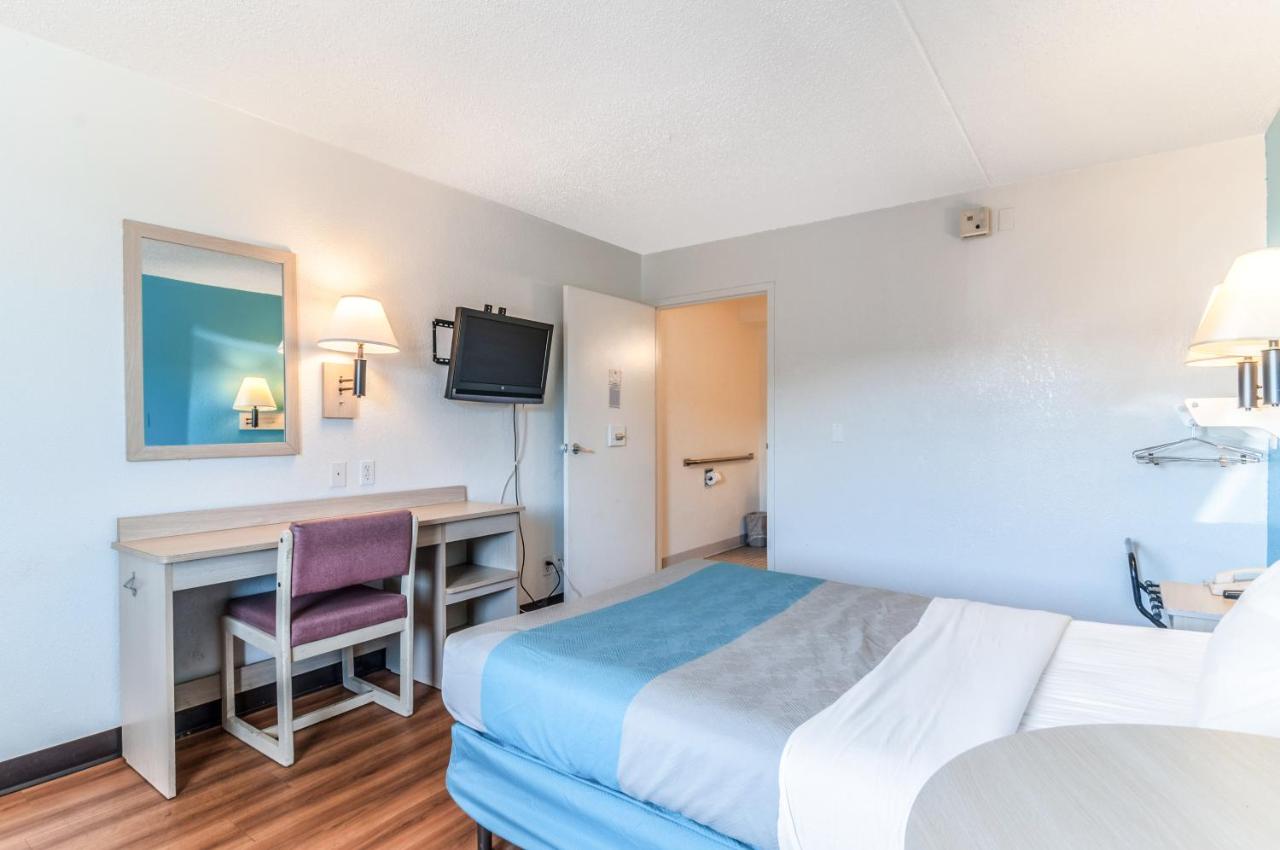 Motel 6-Farmington Hills, MI - Northwest - Farmington Hills photo 2