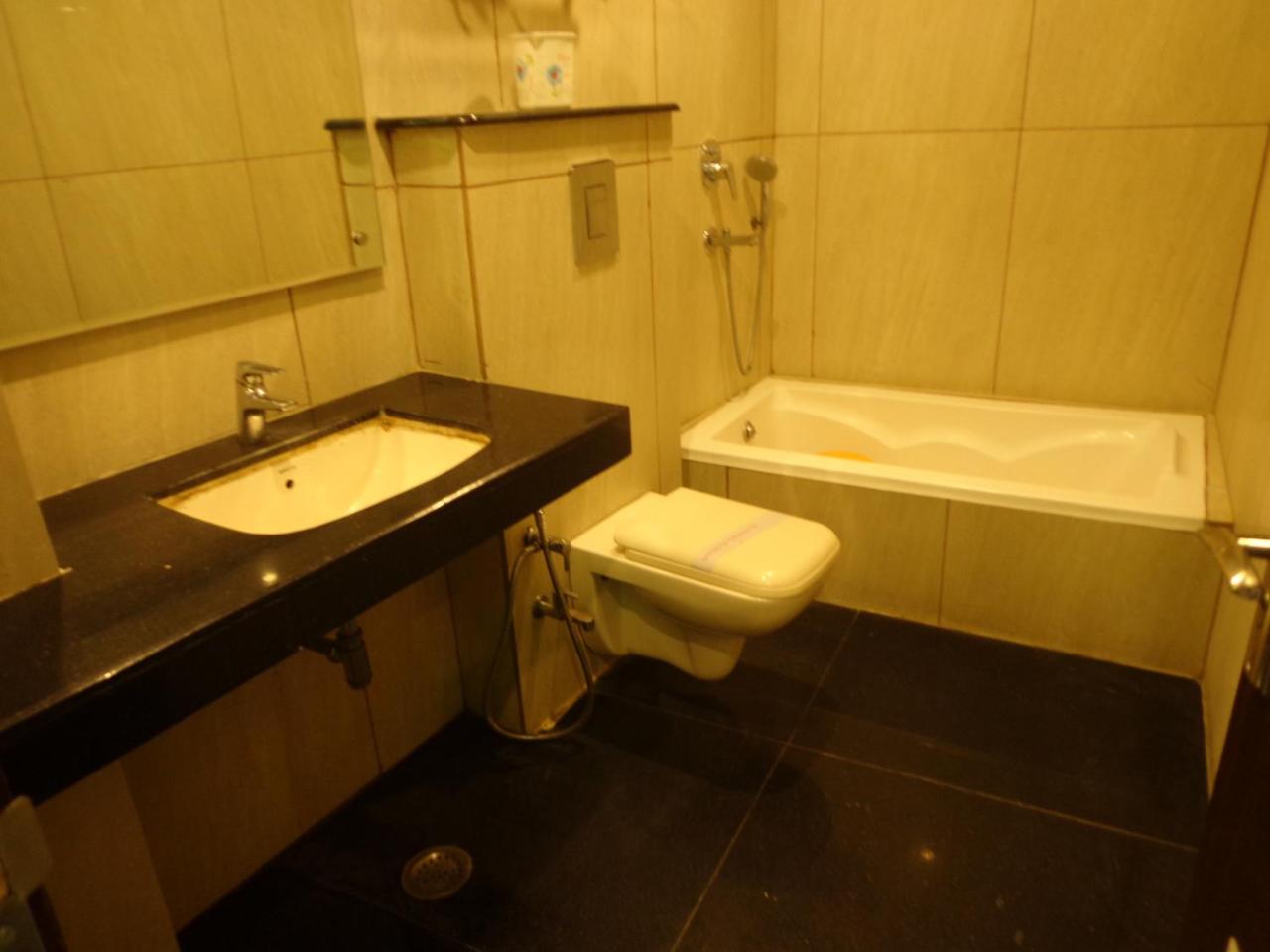 NEW RANOVATED Hotel Station View Opposite New Delhi Railway photo 2