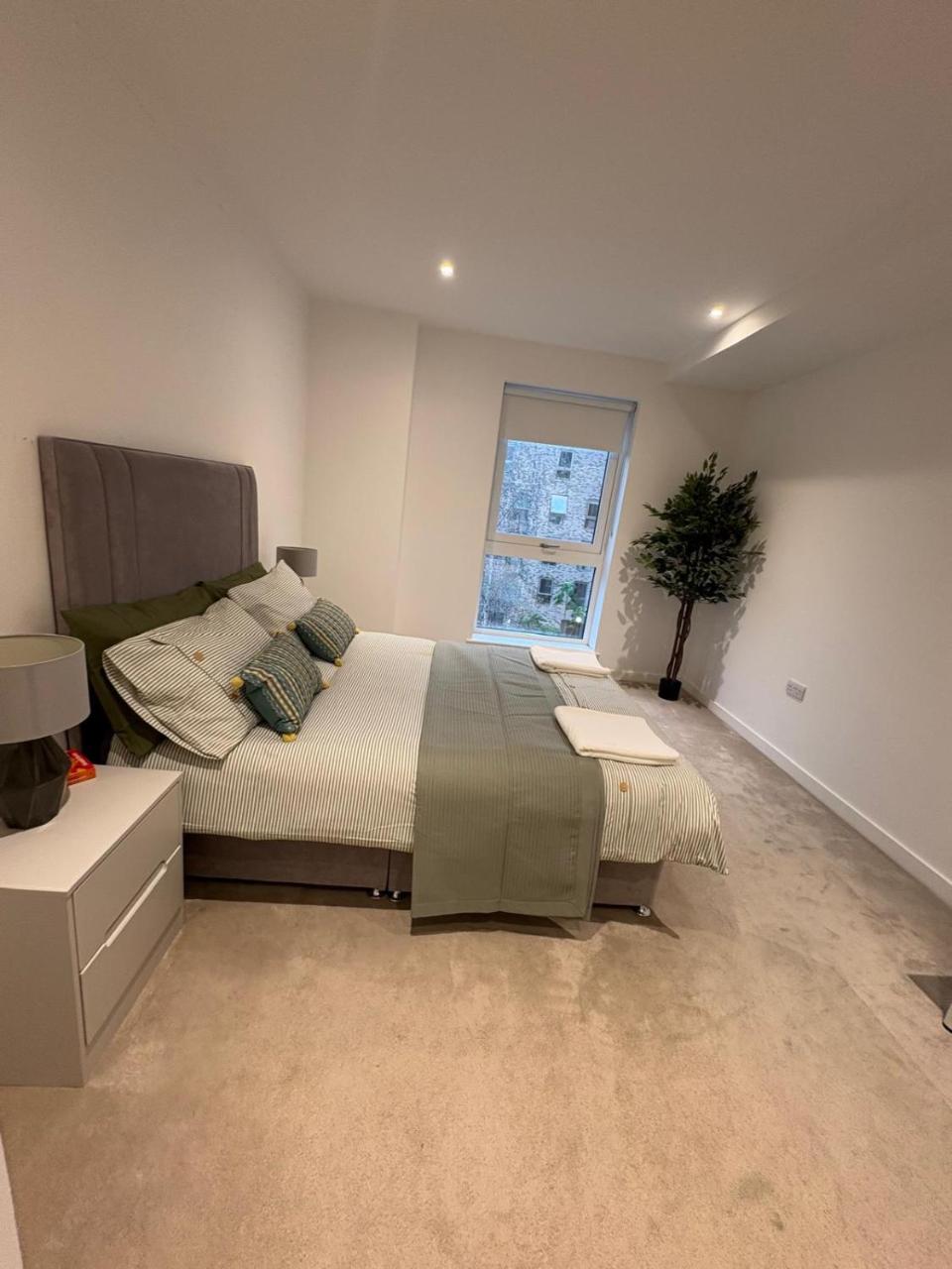 2 Bed Luxury Property with Balcony King Cross - 6