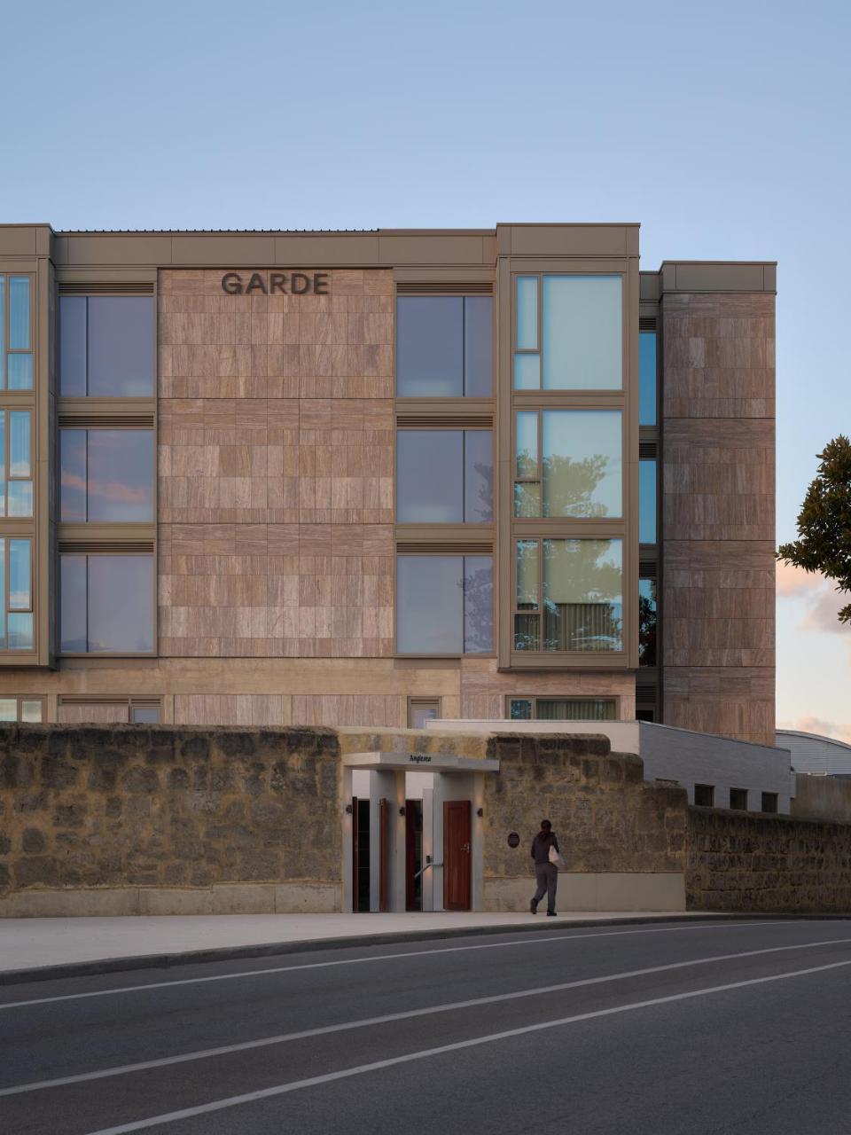 Garde and Warders Hotel
